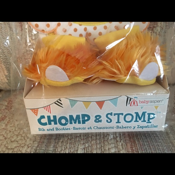 Lion Bib and Booties set - Picture 3 of 7